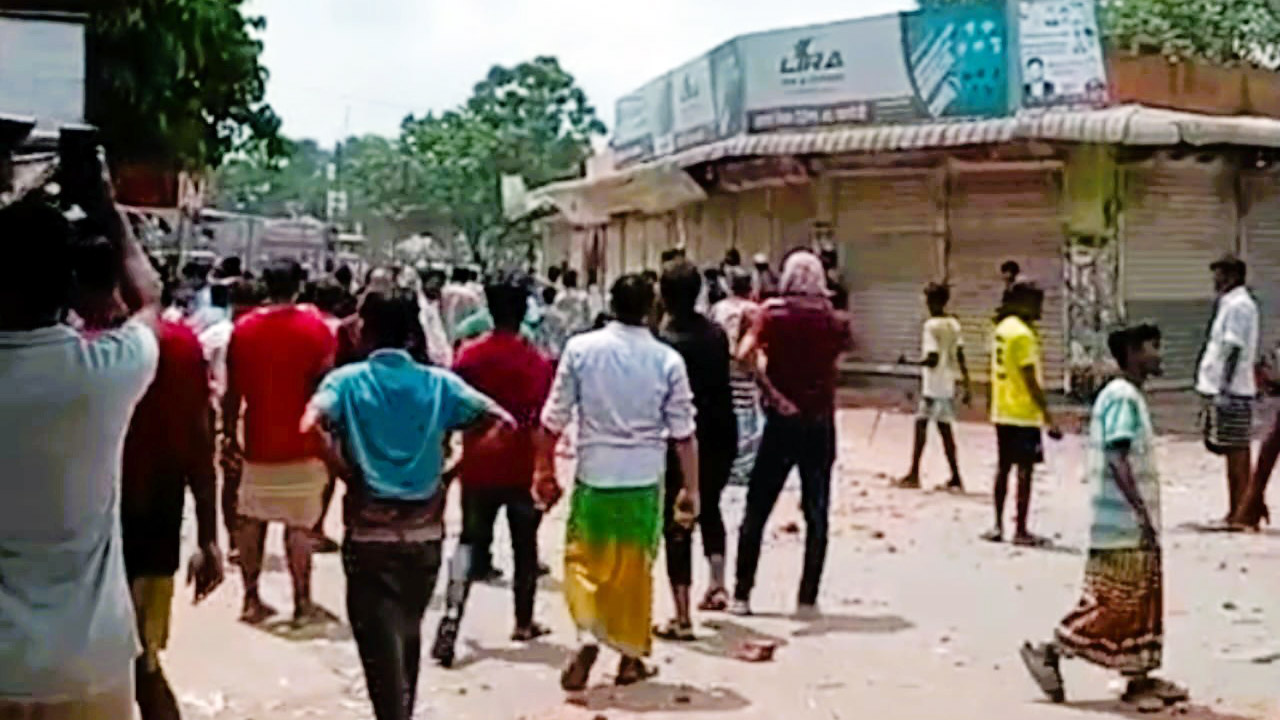 তুচ্ছ ঘটনাকে কেন্দ্র করে দুই গ্রামবাসীর সংঘর্ষ, ৬ টেটাবিদ্ধসহ আহত ৩০